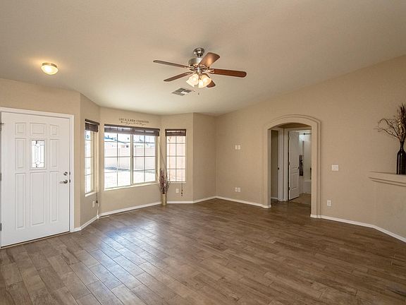 4th image of 975 Hacienda Cir
