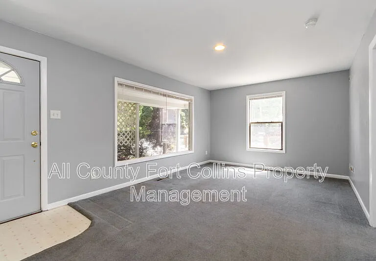 817 E Laurel St — Photo 4