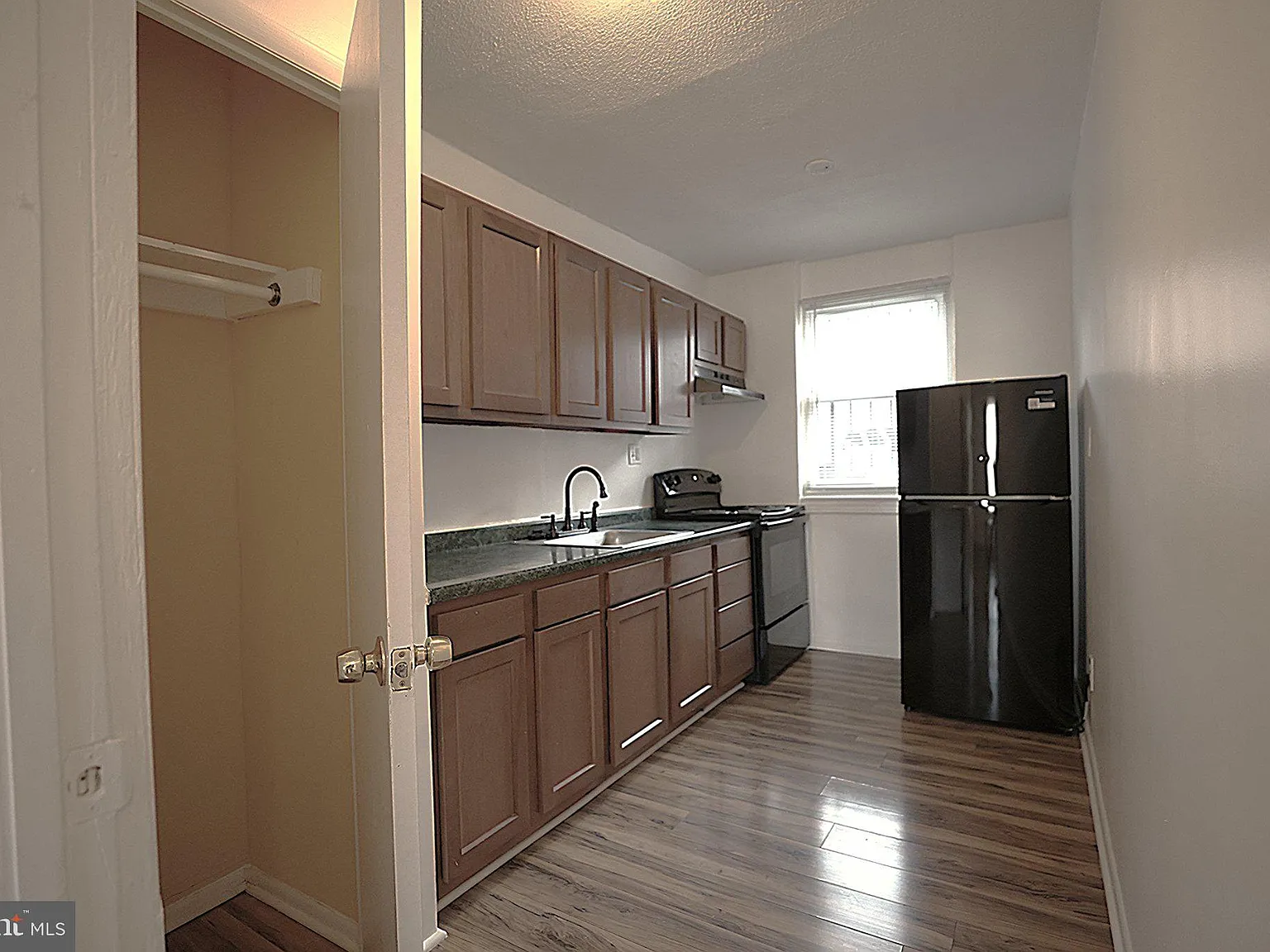 1 bed, 1.0 bath, 2556 sqft, $1,250 — Photo 4