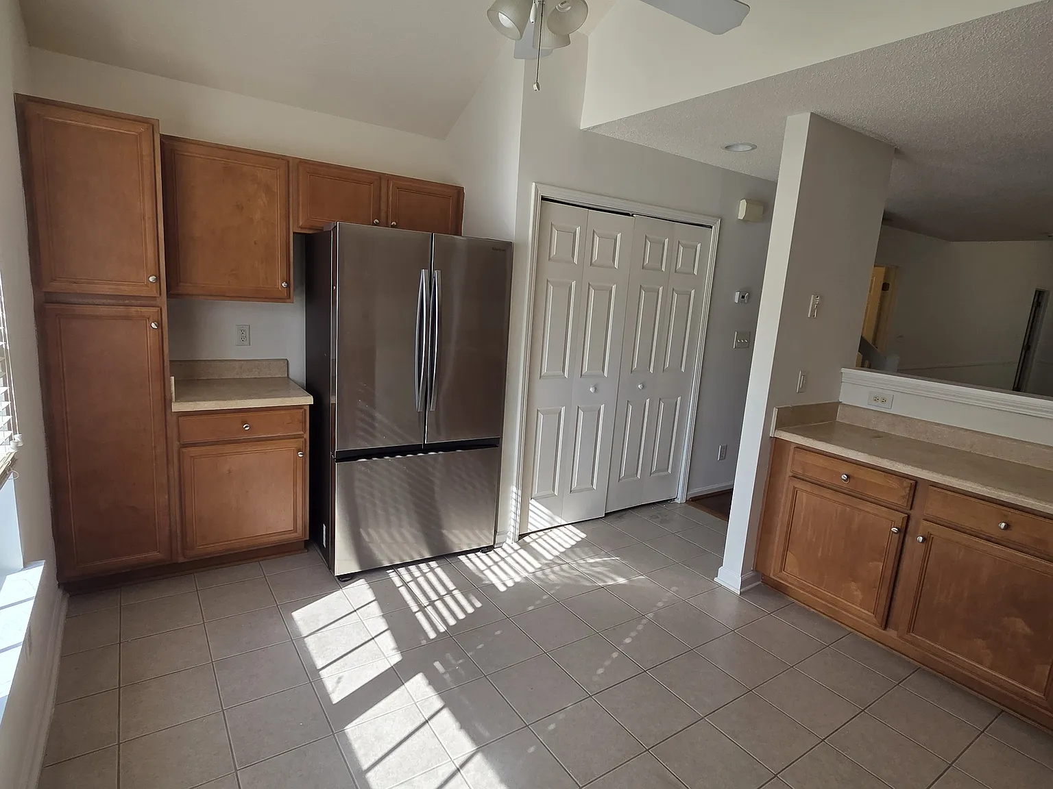 3 bed, 2.5 bath, 1599 sqft, $1,900 — Photo 2