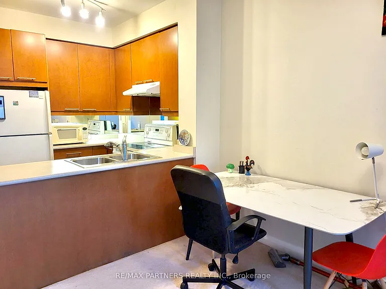 1121 Bay St #908 — Photo 9