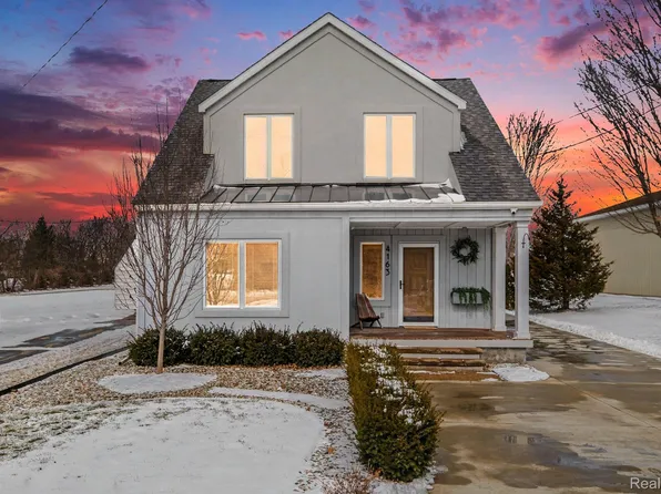 4163 E Maple Ave, Grand Blanc, MI 48439