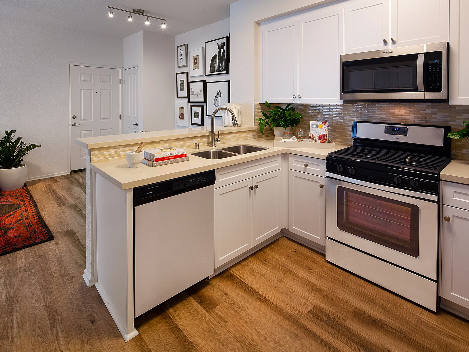 Las Palmas Apartment Homes — Photo 2