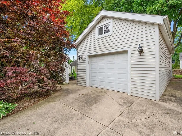 735 Novi St — Photo 43