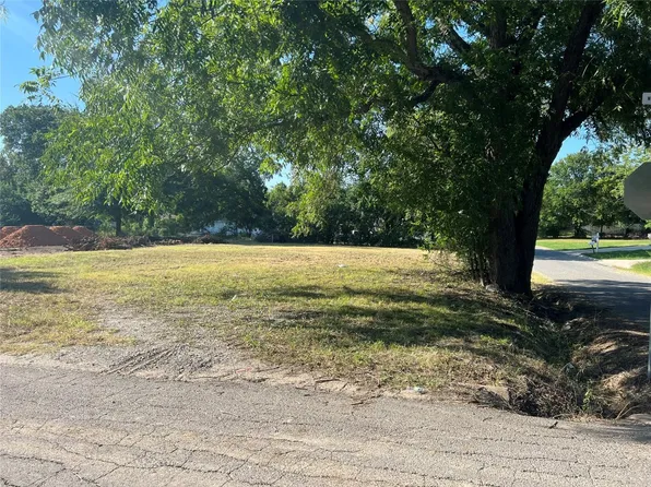 925 W 9th St, Bonham, TX 75418