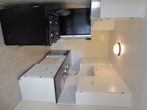 2nd image of 933 Wilcox Ave APT 2
