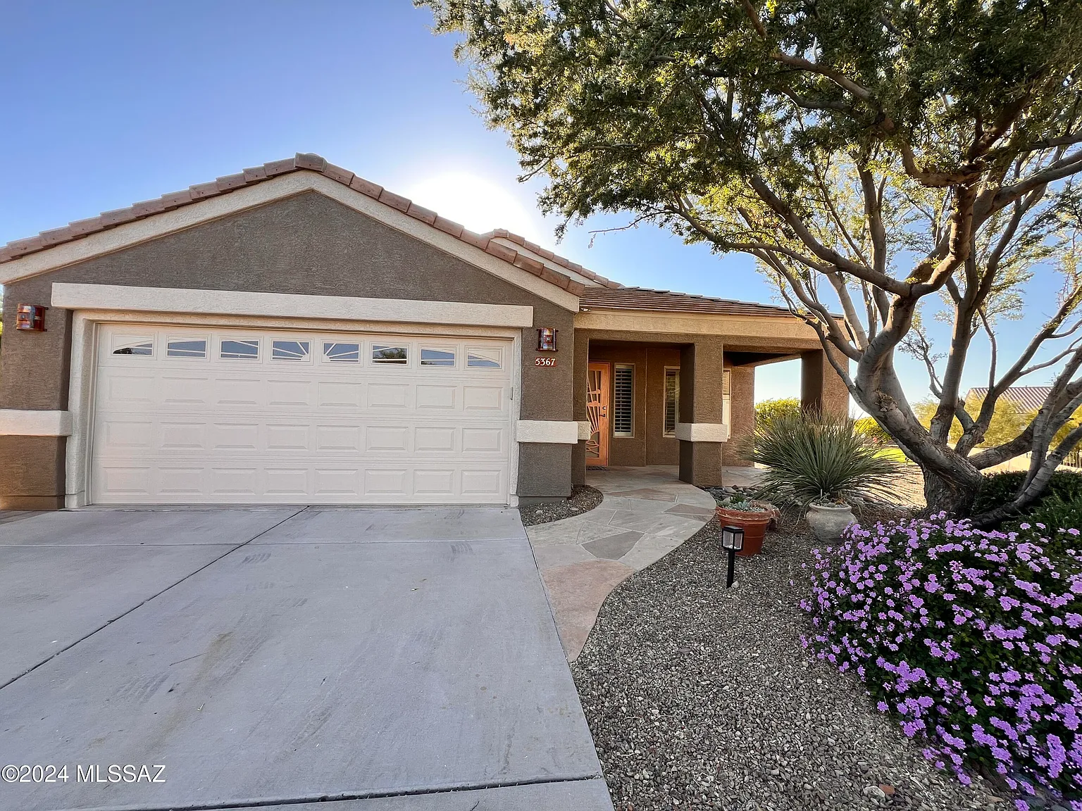 3 bed, 2.0 bath, 1727 sqft, $2,450 — Photo 2