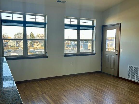 3rd image of 122 Wisconsin St #128