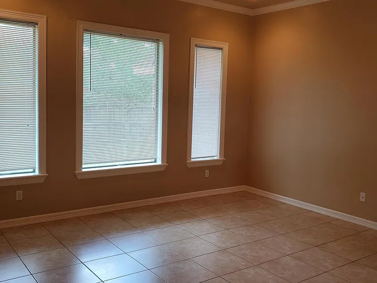 2124 Treasure Oaks Dr — Photo 7