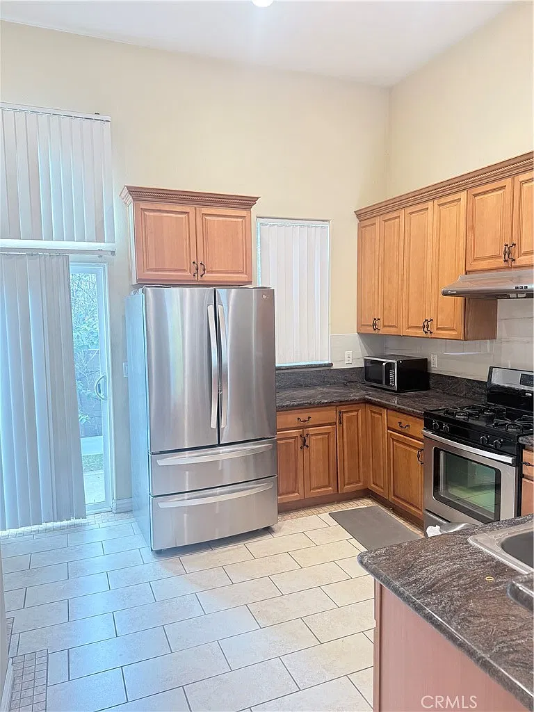 3 bed, 1451 sqft, $4,400 — Photo 3