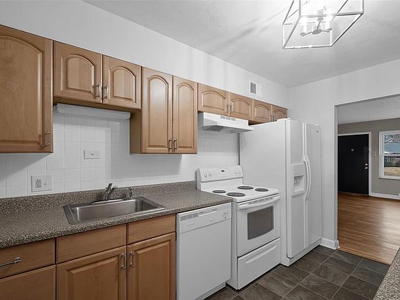 3rd image of 521 W Essex Ave
