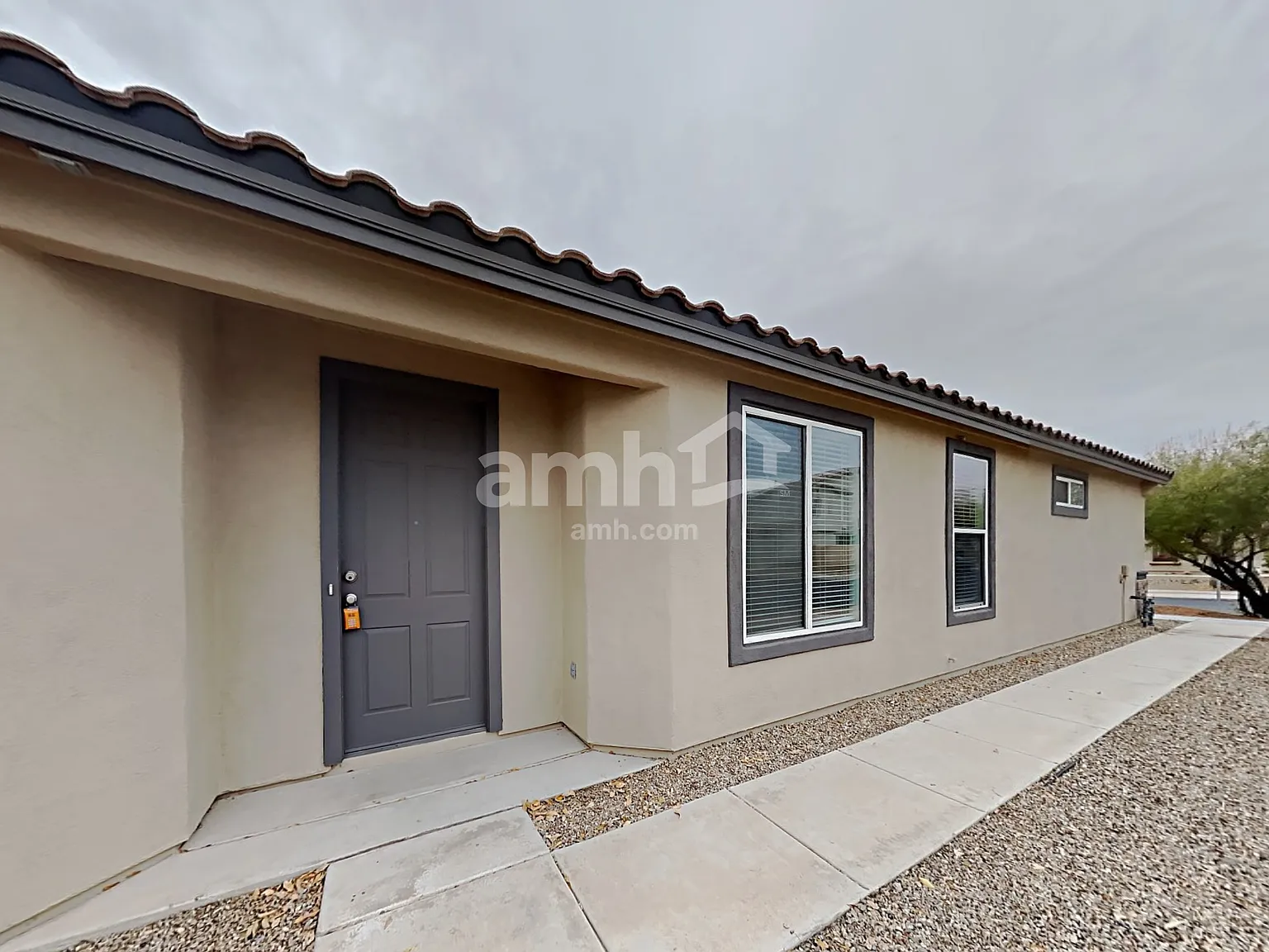 4 bed, 2.0 bath, 1861 sqft, $2,015 — Photo 2