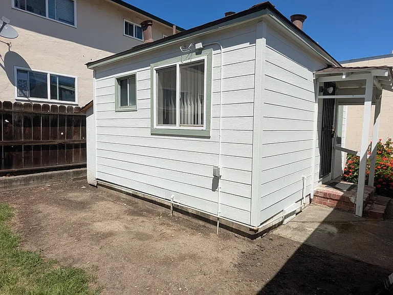 2580 San Carlos Ave — Photo 2