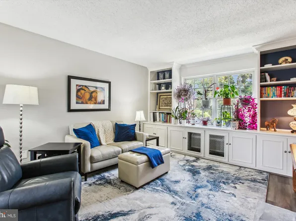 1612 W Abingdon Dr APT 202, Alexandria, VA 22314