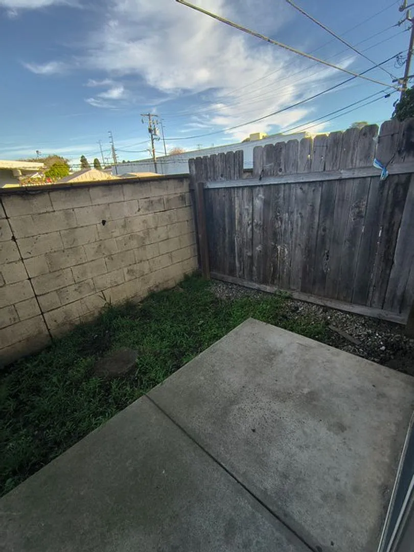 Updated 2 bedroom 1 bath unit near shopping and amenties! — Photo 4