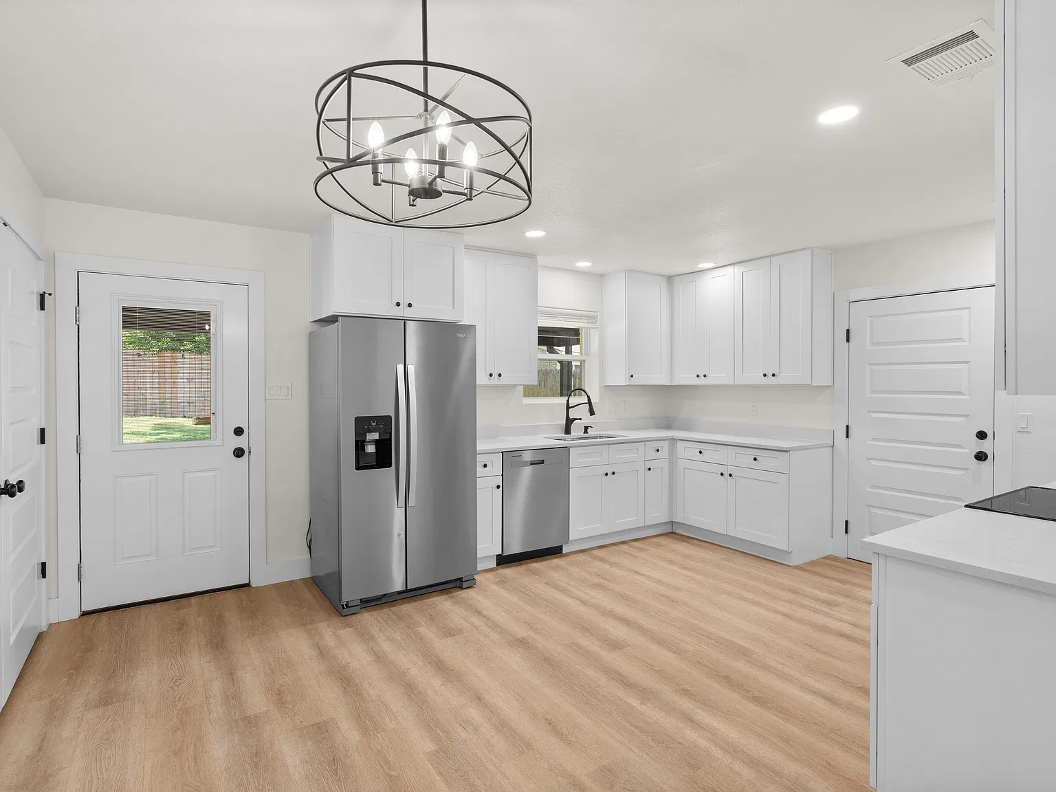 3 bed, 1008 sqft, $2,500 — Photo 4