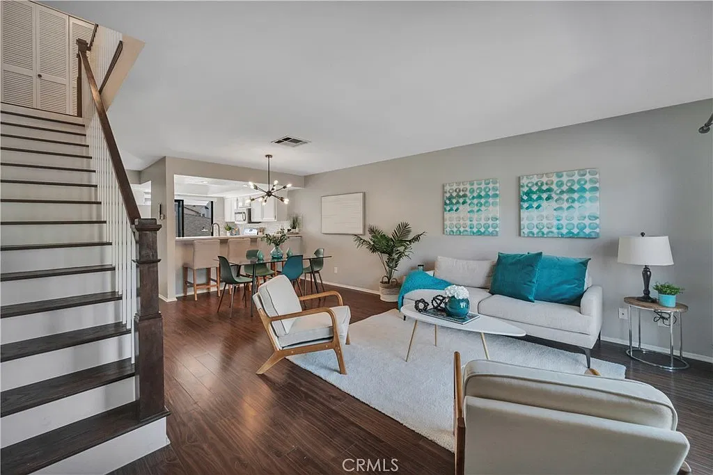 2 bed, 1.5 bath, 1034 sqft, $3,300 — Photo 2
