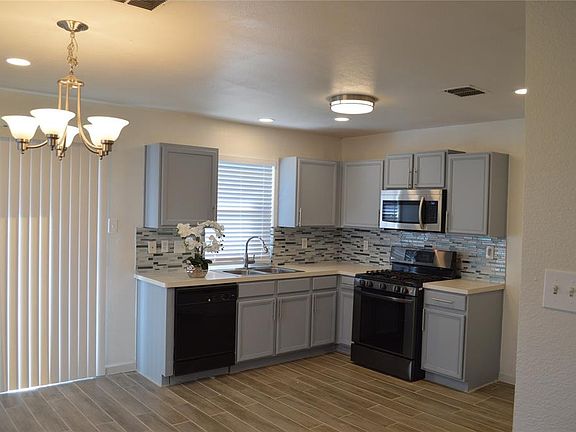 3rd image of 906 Mulder Dr