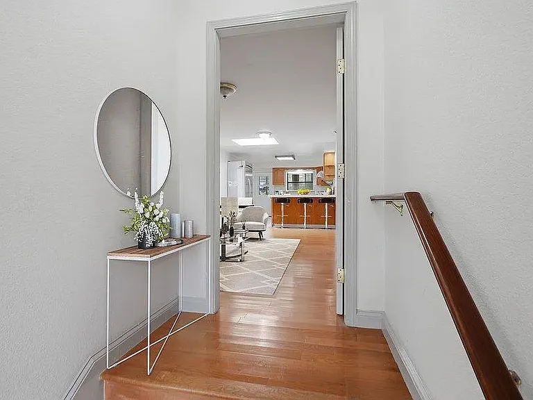 565 Crespi Dr — Photo 2