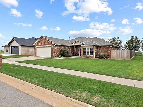 3rd image of 2306 Woodland Way