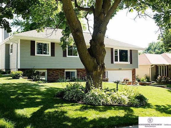 2nd image of 13977 Hickory Cir