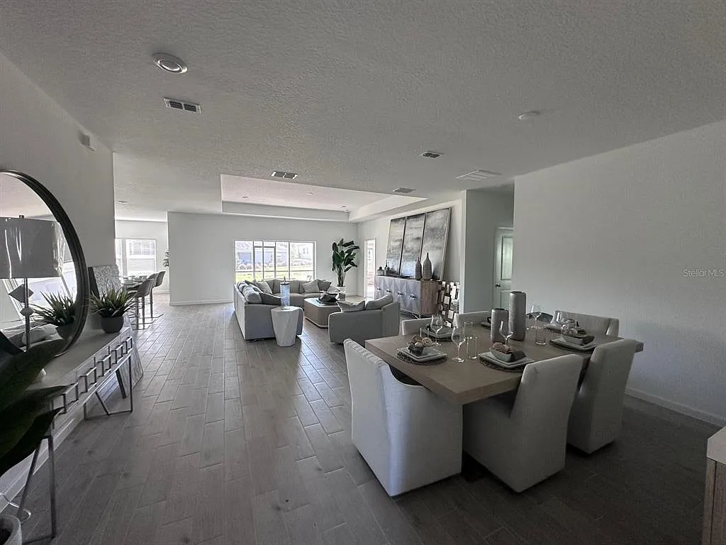 4 bed, 2.0 bath, 2268 sqft, $2,650 — Photo 3
