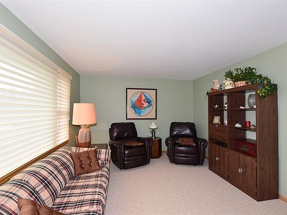 3rd image of 723 Barton Dr