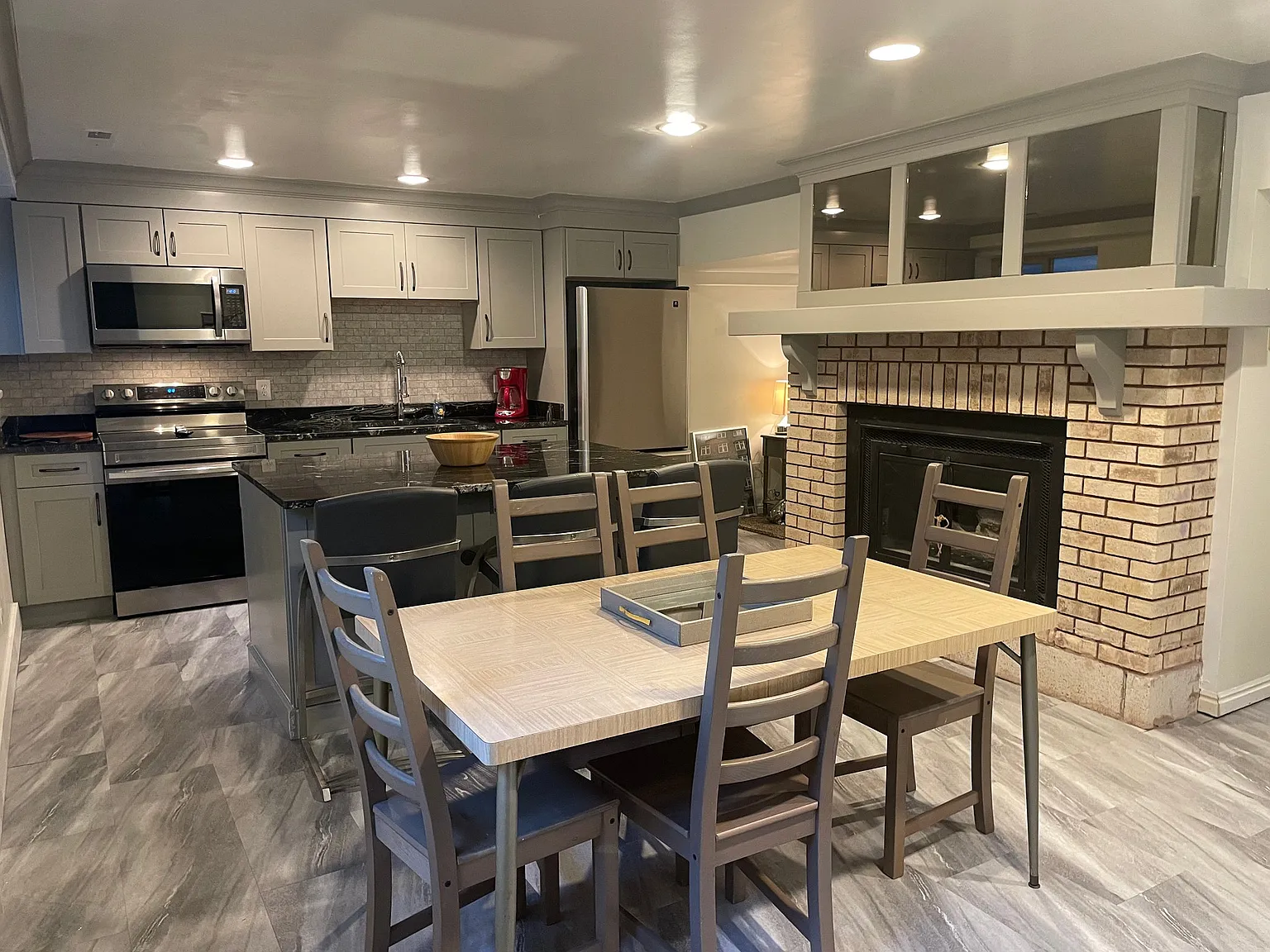 Furnished 2bed 1 bth Basement Apartment with shared patio backyard — Photo 4