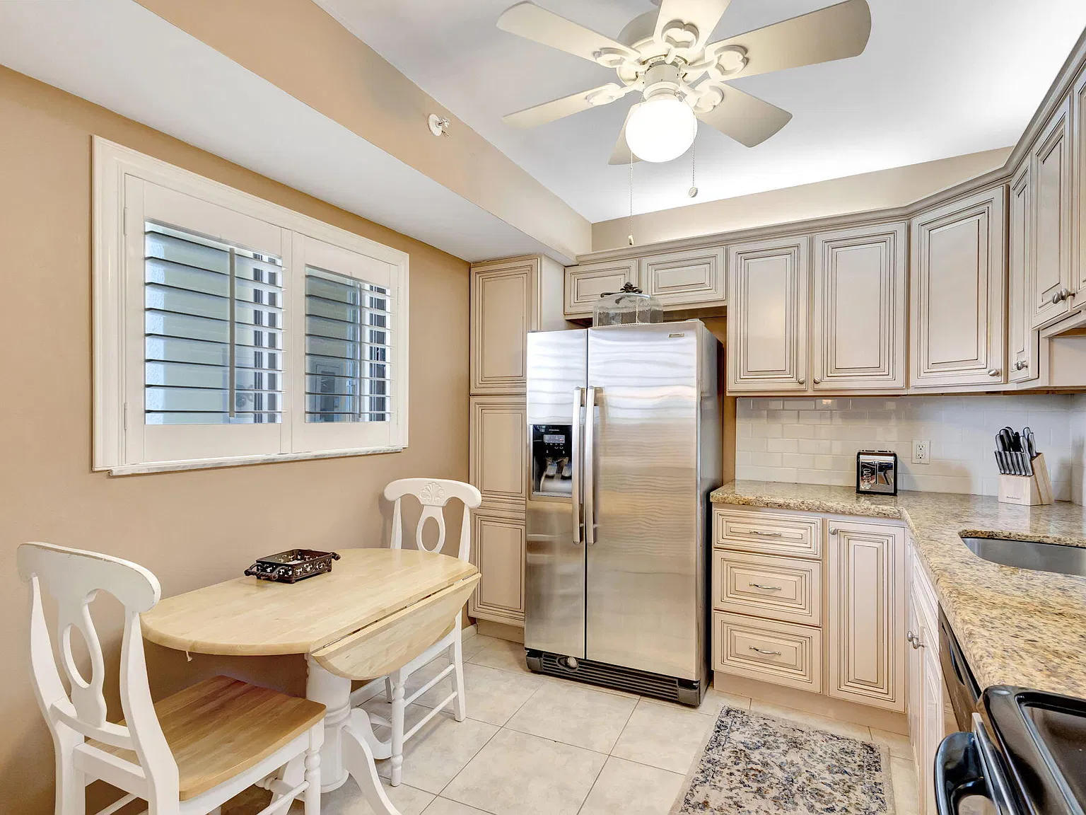 2 bed, 2.0 bath, 1170 sqft, $4,000 — Photo 3