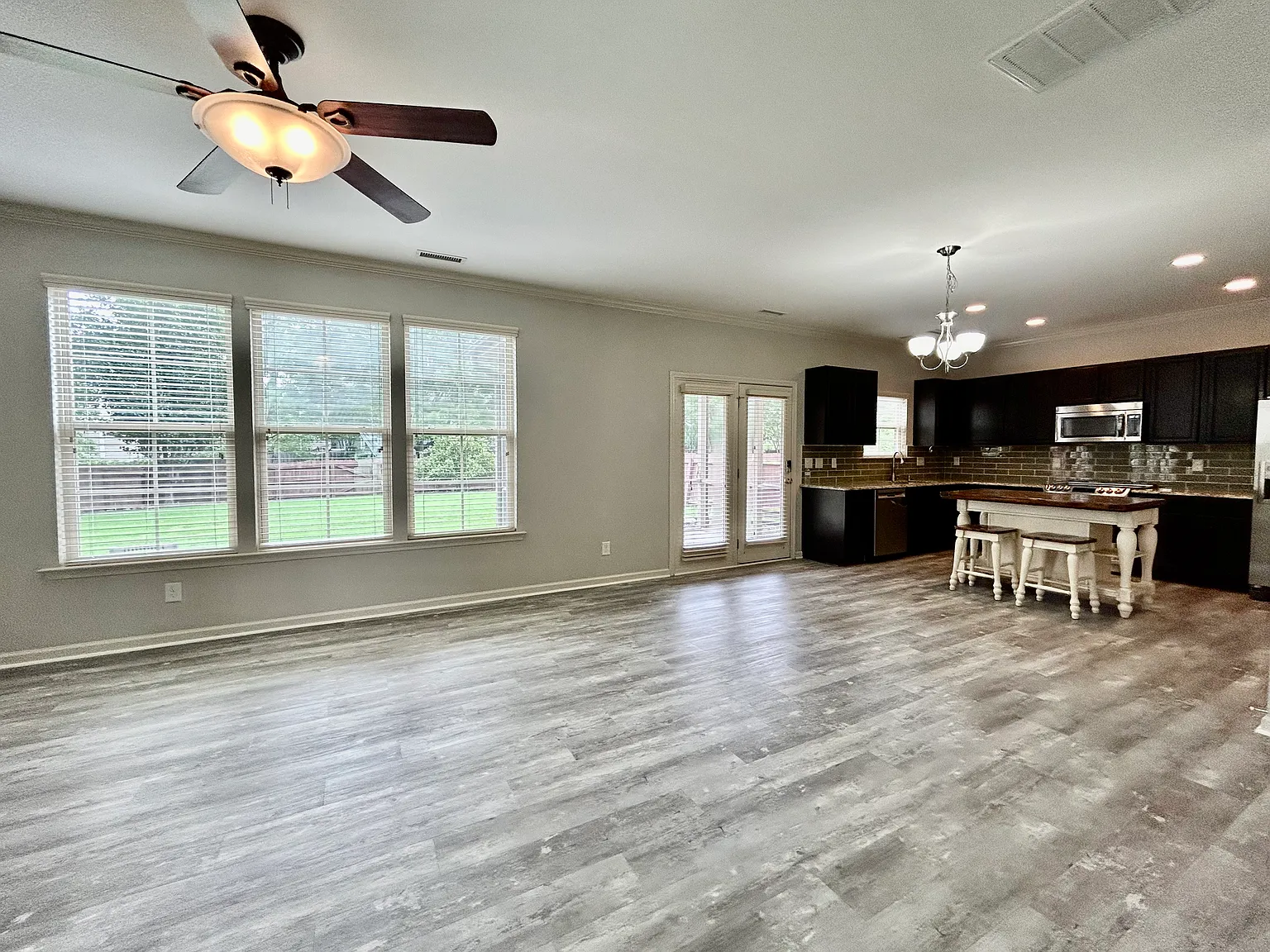 3B 2.5ba home +loft w/fenced back yard — Photo 4