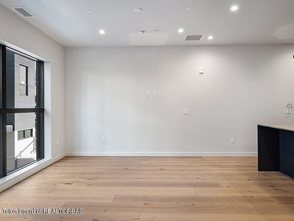 5th image of 185 N Glenwood St #21