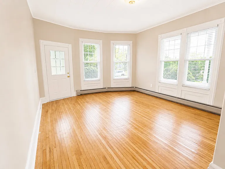 33 Maple St — Photo 4