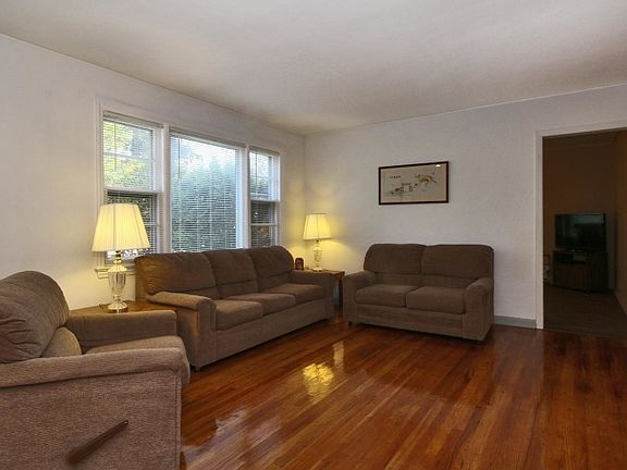 4th image of 25 Cornell St