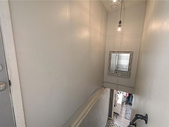 5th image of 702 N Westwood Dr