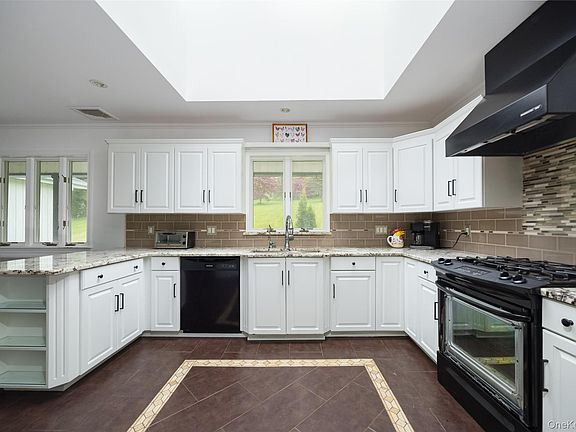 5th image of 921 W Dover Road