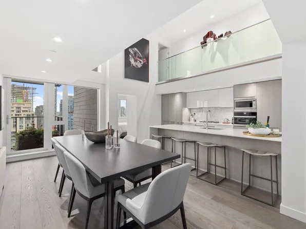 1111 Richards St #2208, Vancouver, BC V6B 3E6