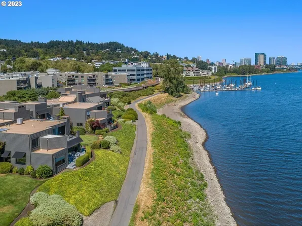6022 S Riverpoint Ln, Portland, OR 97239