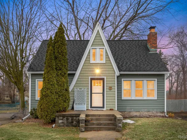 1260 Desiax Ave, Bloomfield Hills, MI 48302