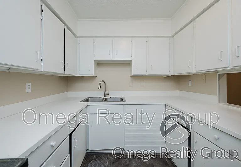 Camelot Apartments — Photo 64