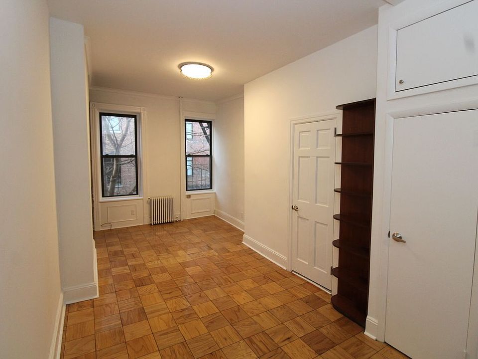 1st image of 122 Bedford Ave #3LR