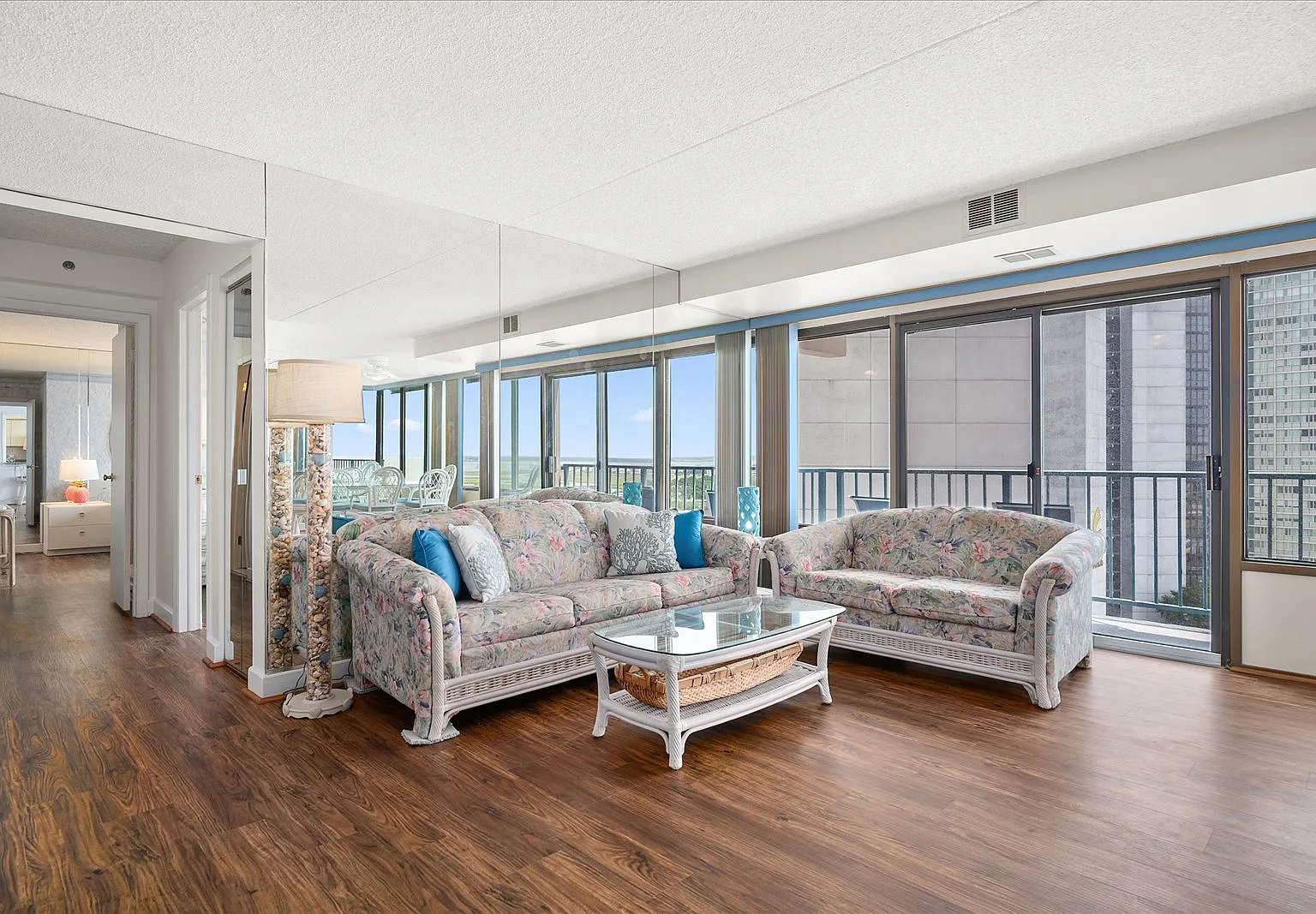 2 bed, 1090 sqft, $1,200 — Photo 2