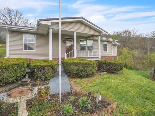 606 Hopkins St, Narrows, VA 24124