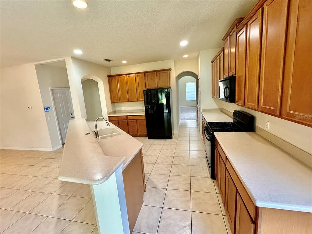 4 bed, 2.5 bath, 2871 sqft, $3,100 — Photo 3