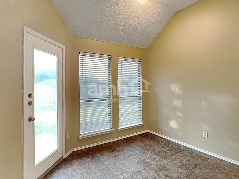 260 Beech Dr — Photo 4