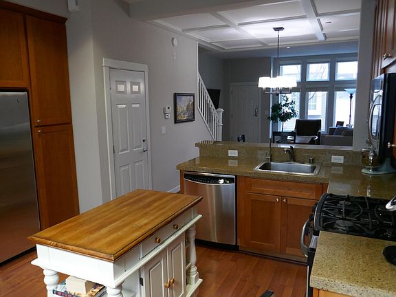 4th image of 270 Kentdale Pl