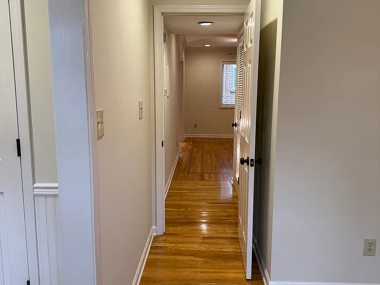 Hallway from LR to BR