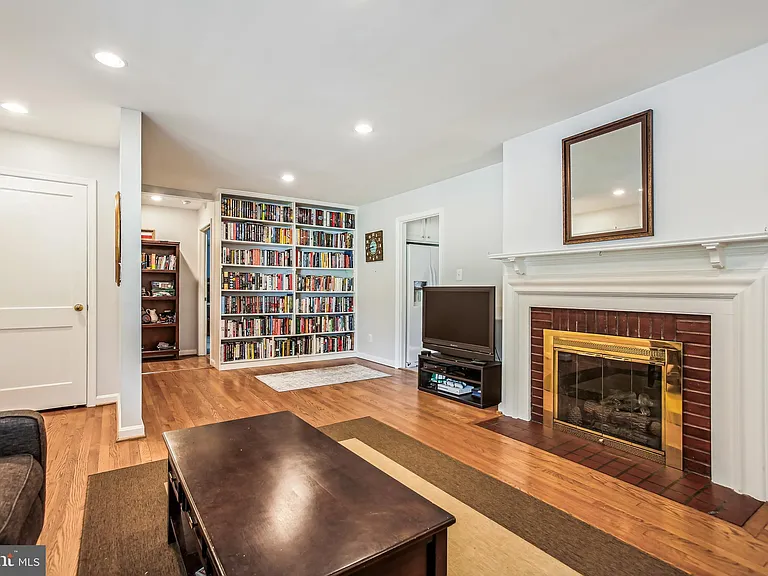 1913 Paul Spring Pkwy — Photo 5