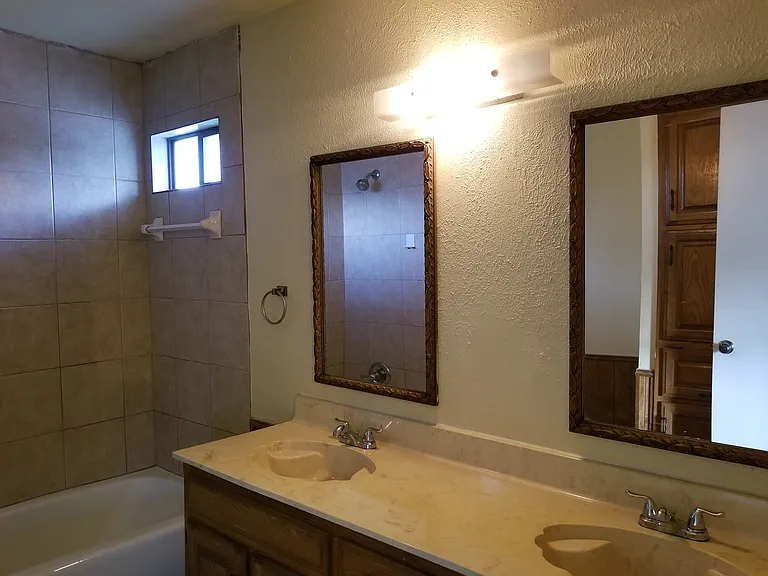 2426 Lakeview Cir — Photo 10