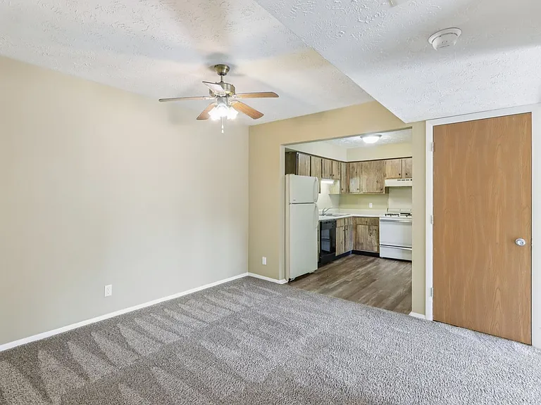 410 - WINDING BROOK APARTMENTS — Photo 19