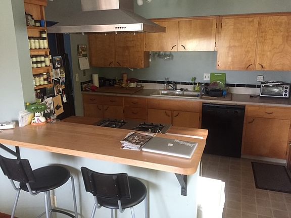 Full Kitchen with Breakfast Bar